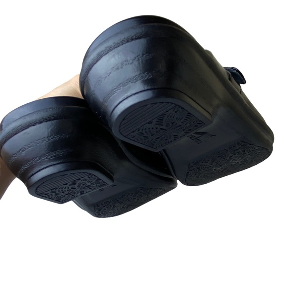 Dansko Crinkle Patent Leather BLACK Slip On Sandals - Picture 13 of 16